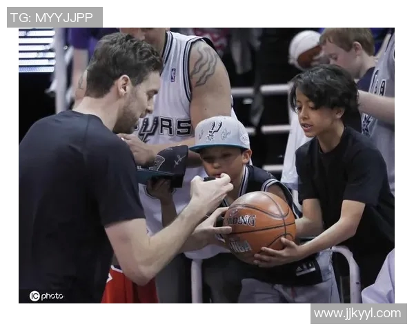 足球场球星亲自赠送球衣给小球迷 温馨时刻引发粉丝热议